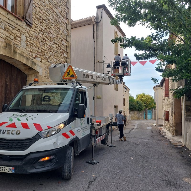 Installation des banderoles &agrave; l'occasion d'Octobre Rose dans la commune