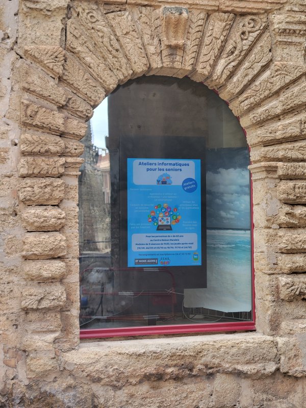 La municipalité a mis en place un panneau d'affichage numérique dans la vitrine de la mairie, côté porche.