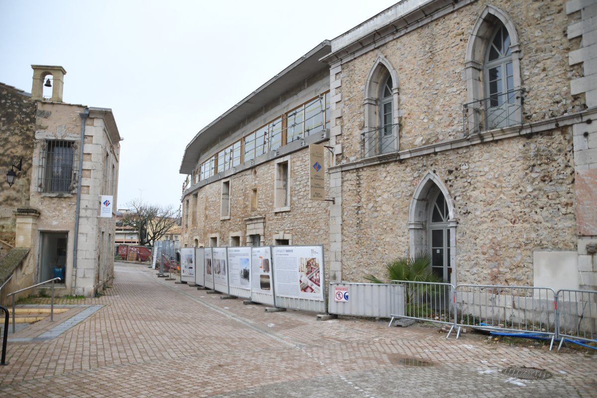 Chantier de la médiathèque intercommunale : installation d'une grue