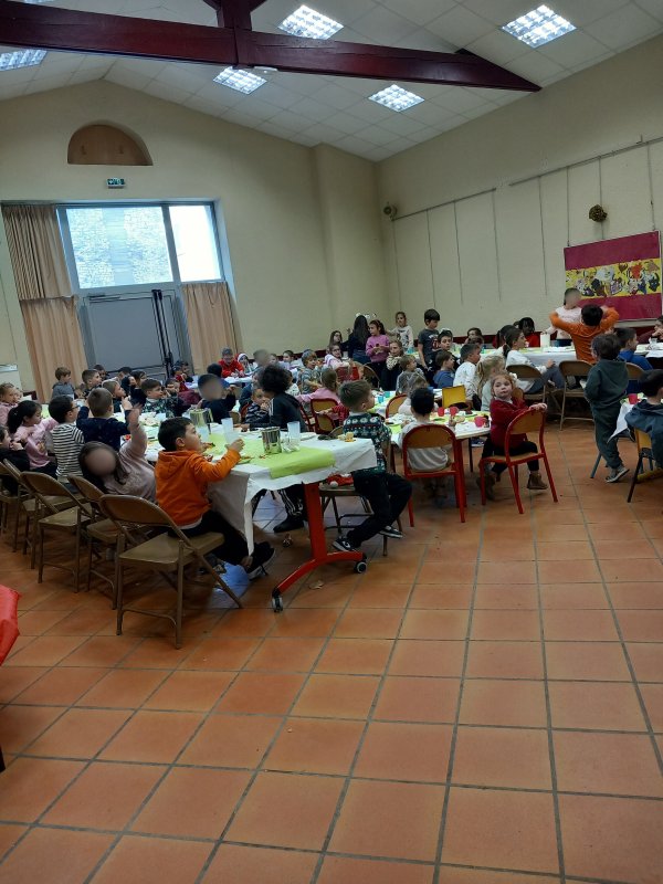 Repas de Noël à la cantine