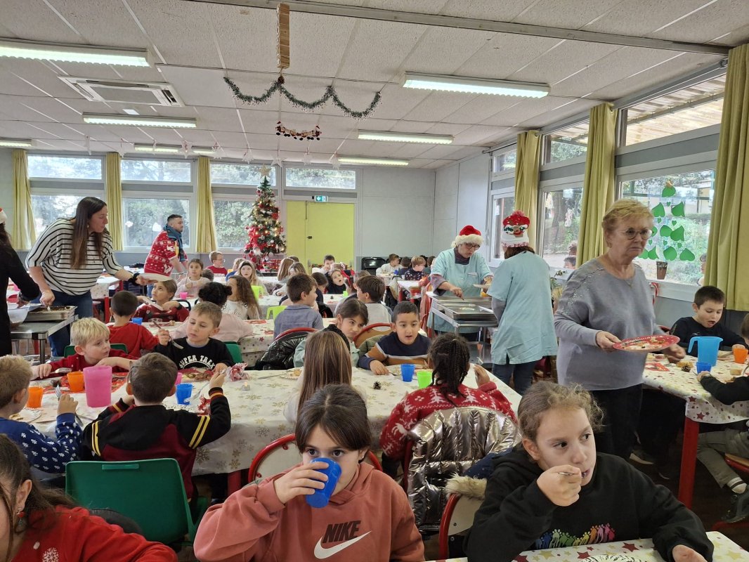 🎅Repas de Noël à la cantine