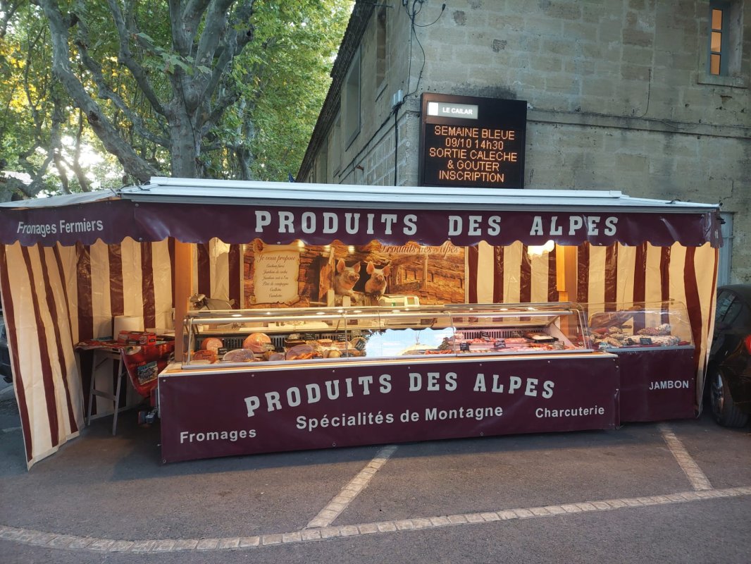 LE BOUCHER EST SUR LA PLACE