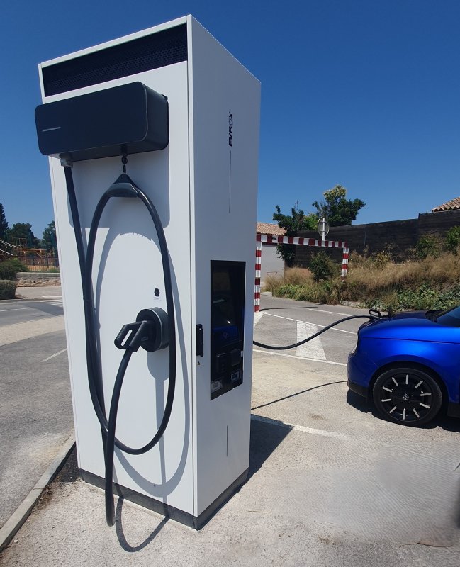 UNE NOUVELLE BORNE DE RECHARGE POUR LES VÉHICULES ÉLECTRIQUES SUR LE PARKING DE L'ÉCOLE VÉRONIQUE HÉBERT