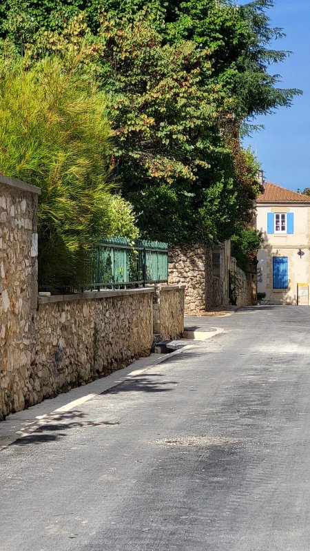 Les travaux se poursuivent rue de la Galinière ! Voici quelques photos de l’avancement, avec la pose des pavés dans les caniveaux.
