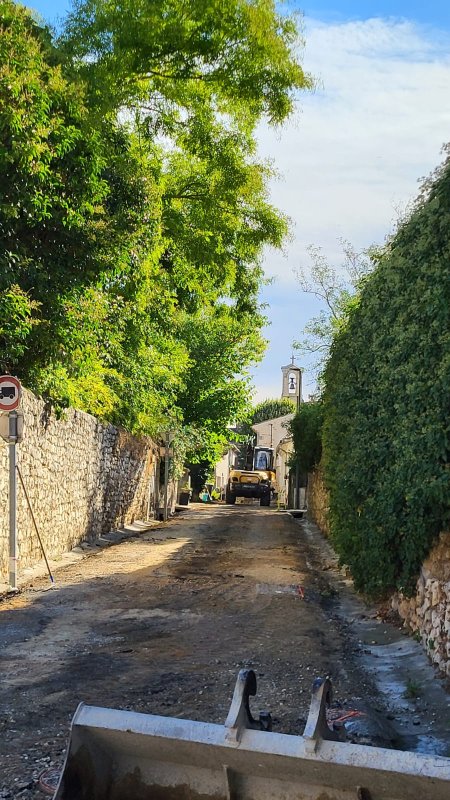 Début des travaux de remise en état de la voirie rue de la Mazade et place du Cimetière Vieux. La durée du chantier est estimée jusqu’à fin octobre.