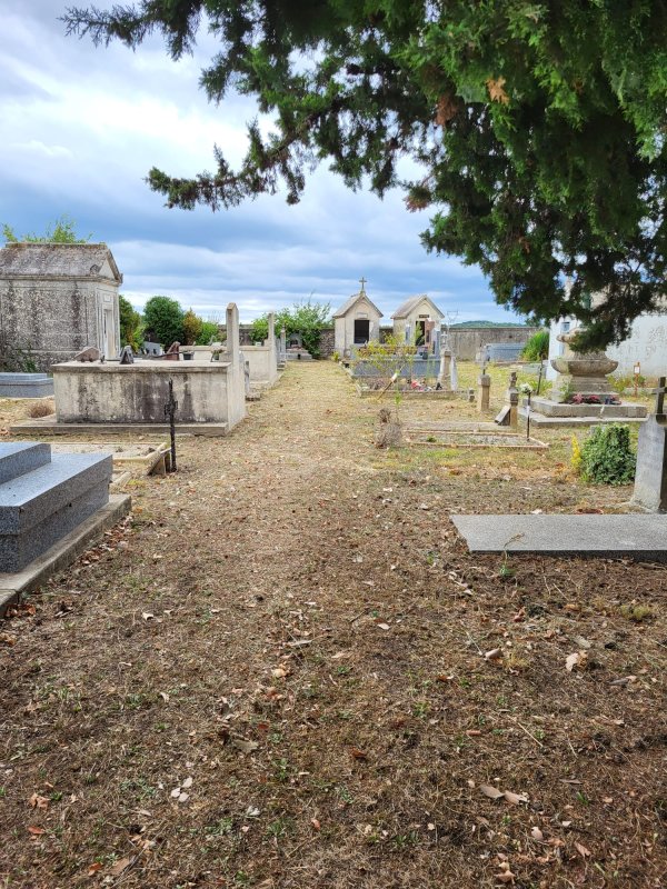 Entretien du cimetière réalisé ce vendredi par les agents de l’ESAT Les Olivettes