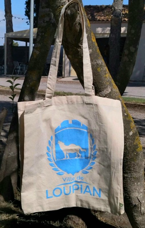 La ville de Loupian dispose de sacs "tote-bag" et de verres "eco-cup" avec le logo de la commune.