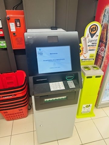 Distributeur automatique de billets au magasin Utile de  Clarensac.